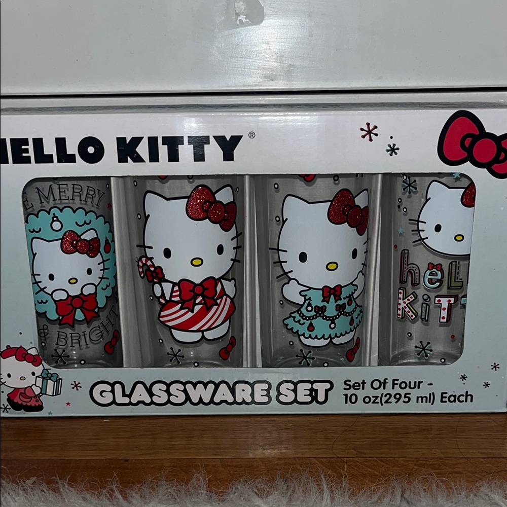 Hello Kitty Christmas Glassware Set